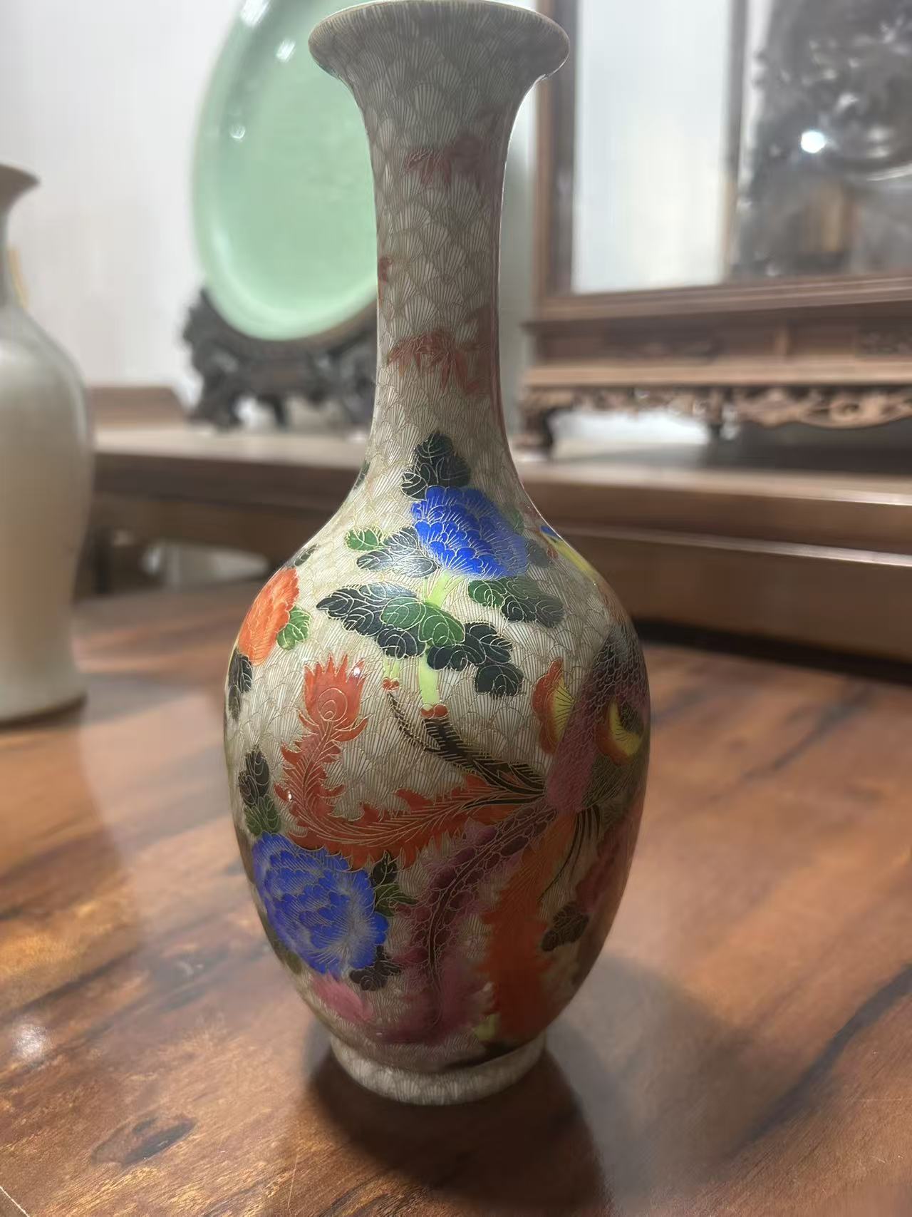 乾隆珐琅彩焰丝凤凰戏牡丹纹瓶