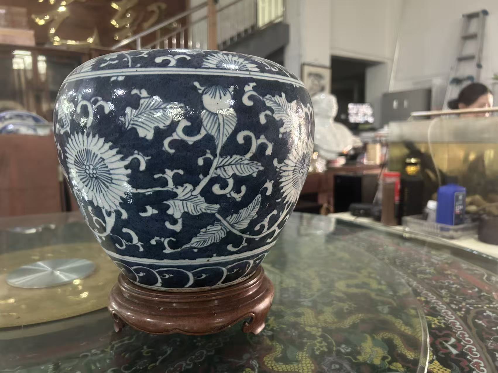 青花蓝地百缠枝菊纹罐