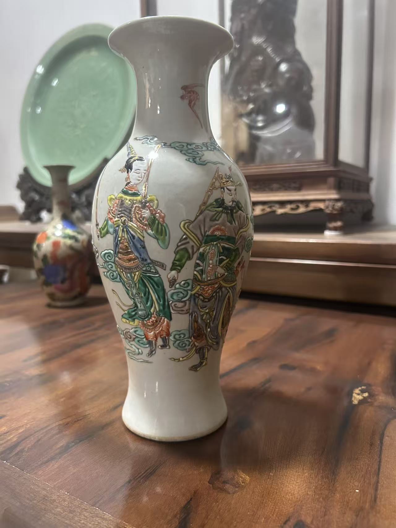 清粉彩刀马人物纹观音瓶