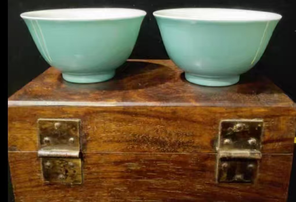 清雍正款松石绿釉碗